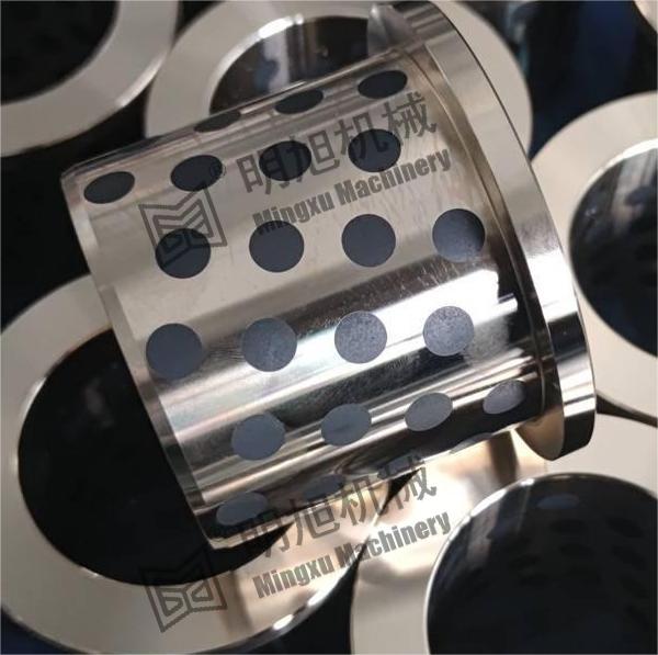 Why are solid-lubricating bearings preferred for use in plastic mold injection seats in automotive manufacturing?