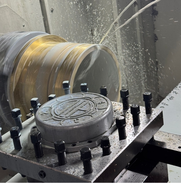 How does the distribution pattern of solid lubricant inserts affect the performance of self-lubricating wear plates? 
