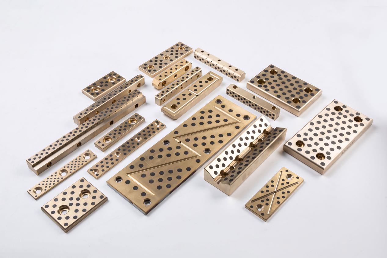 What are the advantages of copper-based wear plates in the application of automotive stamping dies?